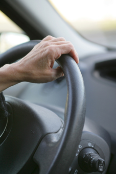 Manos sobre el volante de un coche